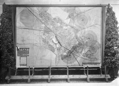 41155 Afbeelding van een paneel met het uitbreidingsplan uit 1920 van de Gemeente Utrecht volgens dr. L.N. Holsboer en ...